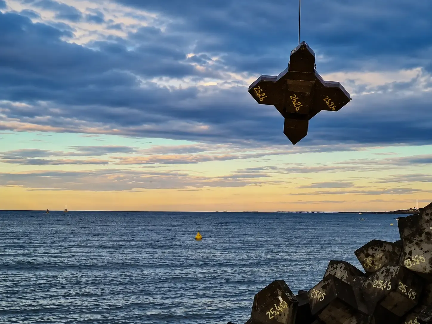 Pose de bloc brise-lames sur ouvrage maritime